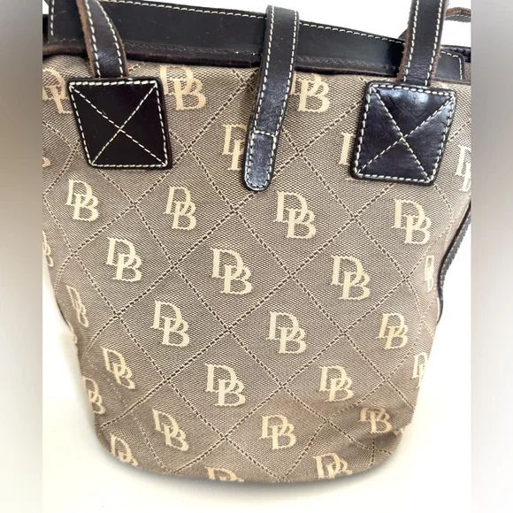 ✨Vintage Dooney & Bourke Brown Shoulder Bag with Structured Design✨ - Picture 8 of 16